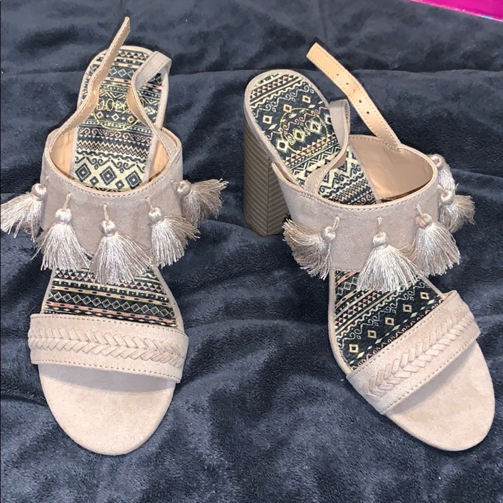 DOLCE Braxton Taupe Heels NEW - 7.5